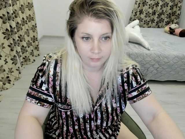 Sarrah8's BongaCams show and profile