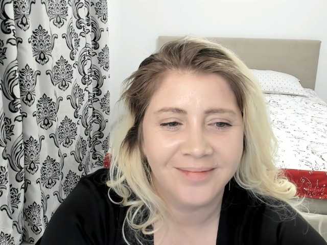 Sarrah8's BongaCams show and profile