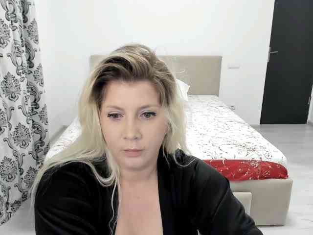 Sarrah8 Live Webcam on BongaCams