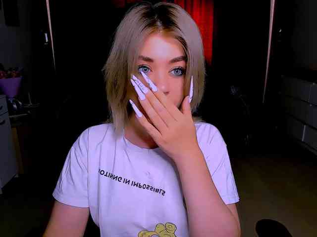 Babynicole (18, White Cam Girl) performing Live Sex.