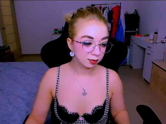 BabyNicole webcam