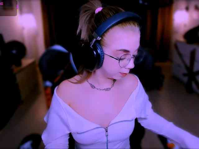BabyNicole webcam