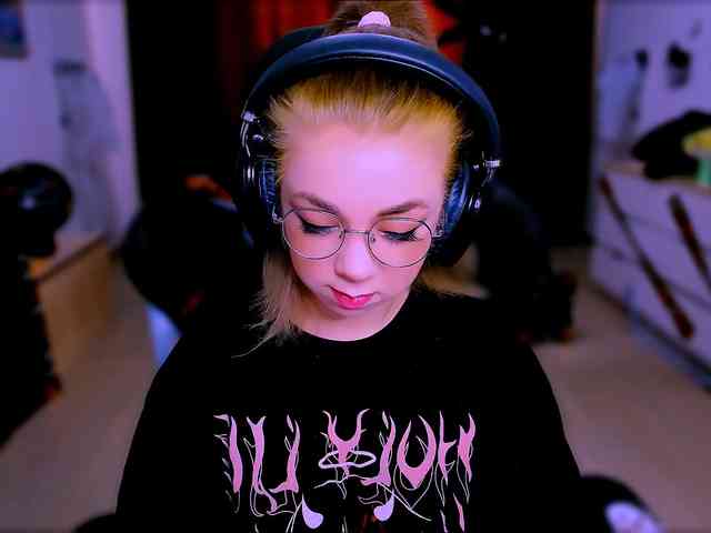 BabyNicole webcam