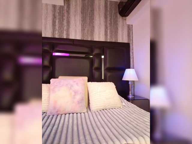 EinnyMure live cam profile