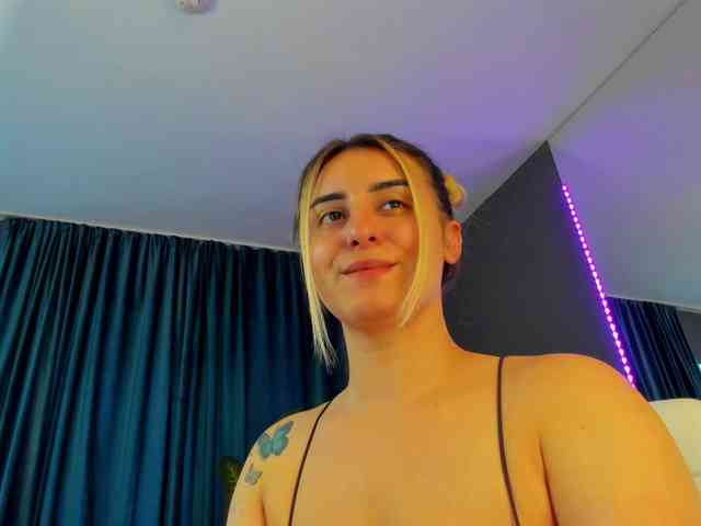 AlisaCamerron webcam