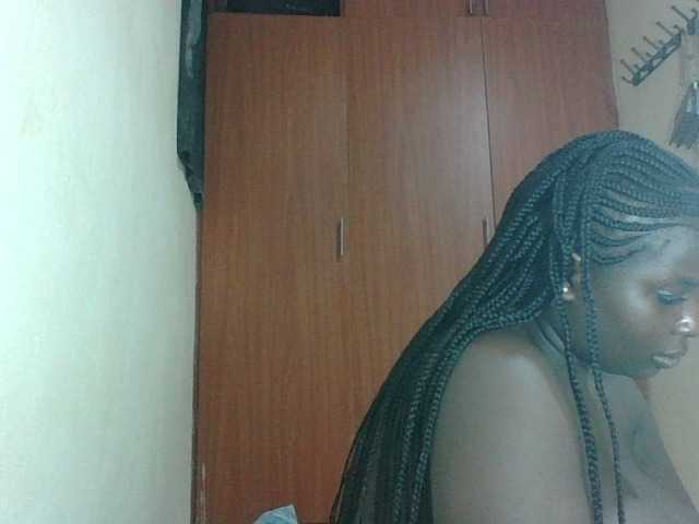 le modèle Hotybobbies est en webcam porno dans un show sur le site bongacams, il possède les tags suivants: Ebony,Brunette,Trimmed