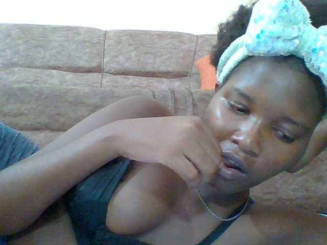 Hornyqueen4 webcam bongacams model stream image