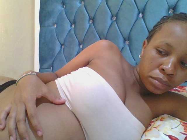 Prettyebony4 webcam bongacams model stream image