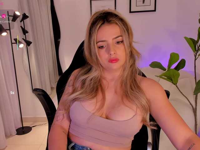 AmyWoods's BongaCams show and profile