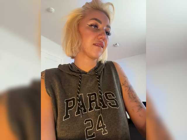 -AmazingBlonde- webcam stream