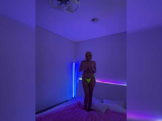 -AmazingBlonde- streaming now