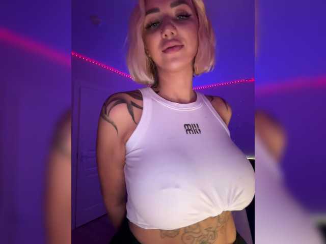 -amazingblonde-, 33 y/o - Live Cam on BongaCams