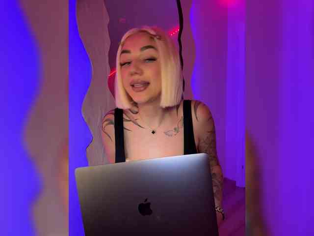 -AmazingBlonde- webcam