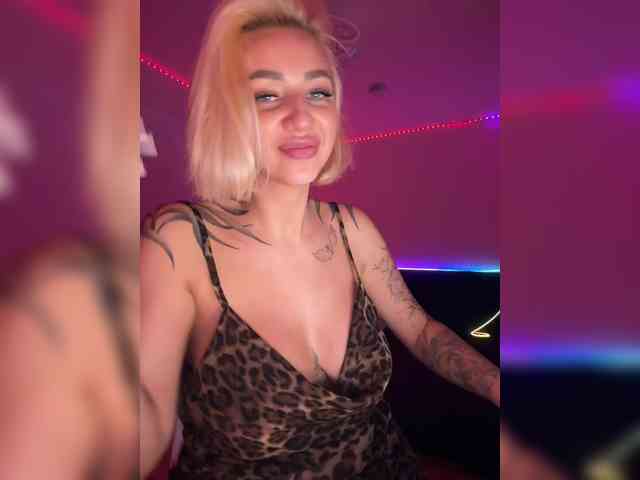 -AmazingBlonde- webcam