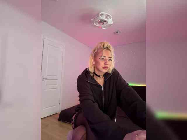 -AmazingBlonde- webcam