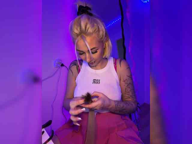 -AmazingBlonde- webcam