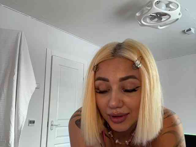 -AmazingBlonde- webcam