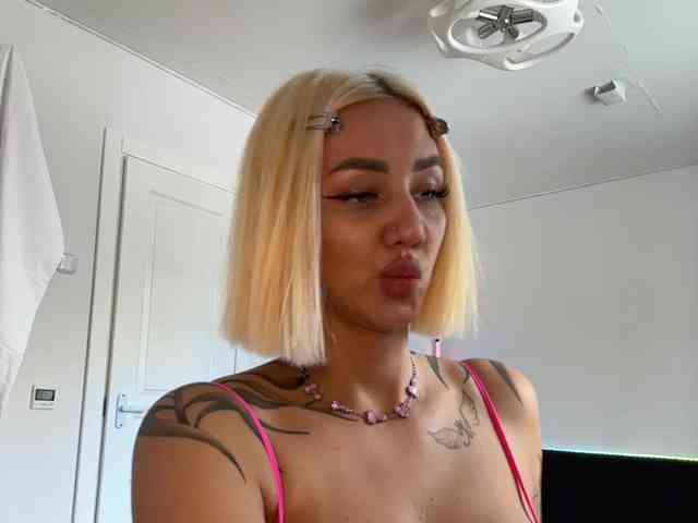 -AmazingBlonde- webcam