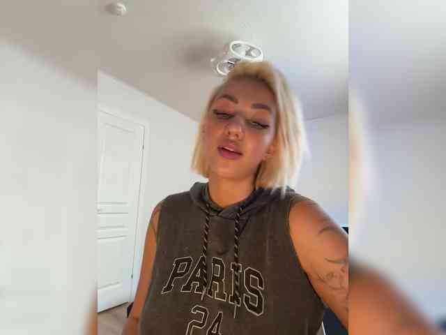 -AmazingBlonde- webcam