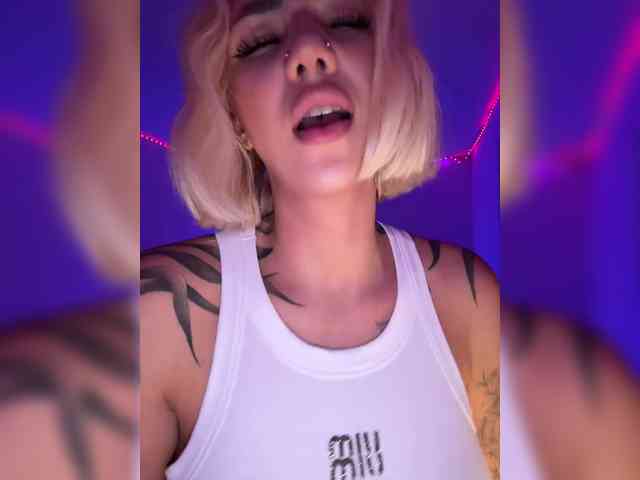 -AmazingBlonde- webcam