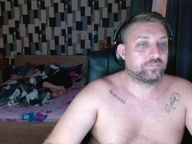 SwitchDomCouple Live Webcam on BongaCams