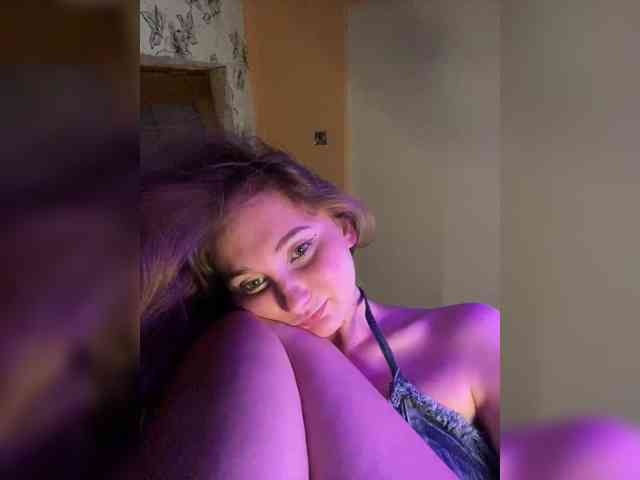 PeachGirl webcam
