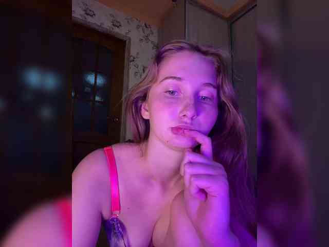 PeachGirl webcam
