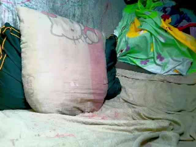 NaughtyWetPieXx webcam