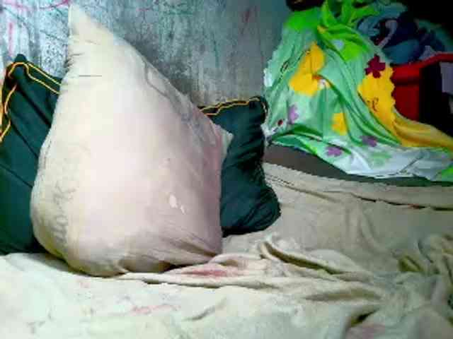 NaughtyWetPieXx webcam