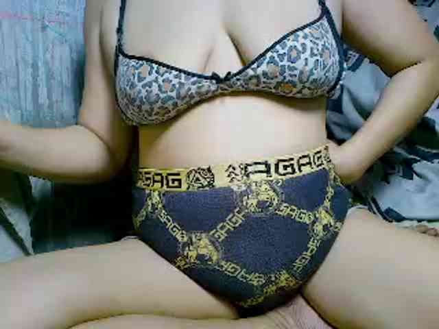 NaughtyWetPieXx webcam