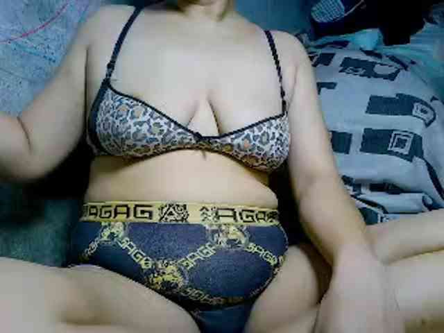 NaughtyWetPieXx webcam