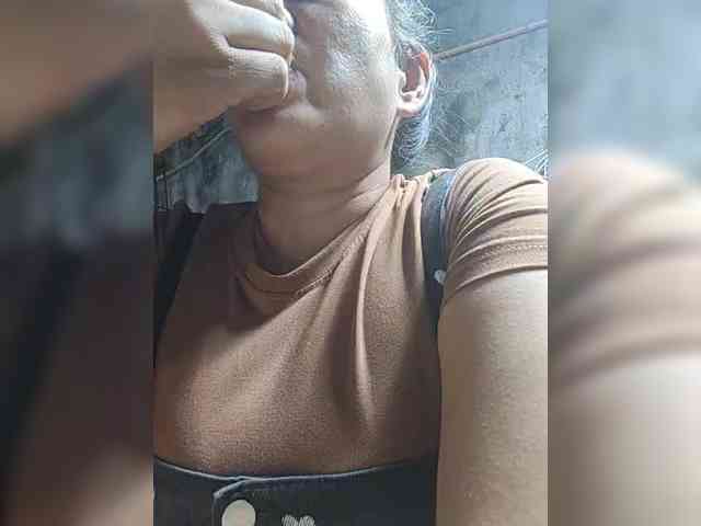 NaughtyWetPieXx webcam