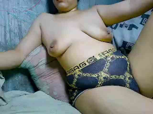NaughtyWetPieXx webcam