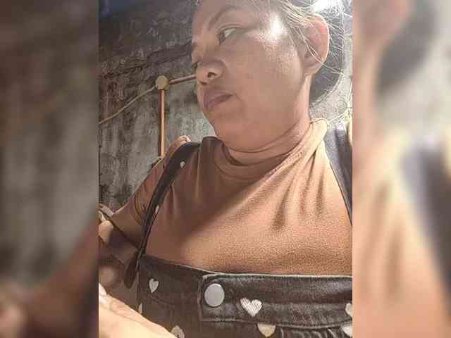 NaughtyWetPieXx webcam