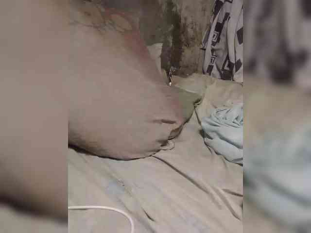 NaughtyWetPieXx webcam