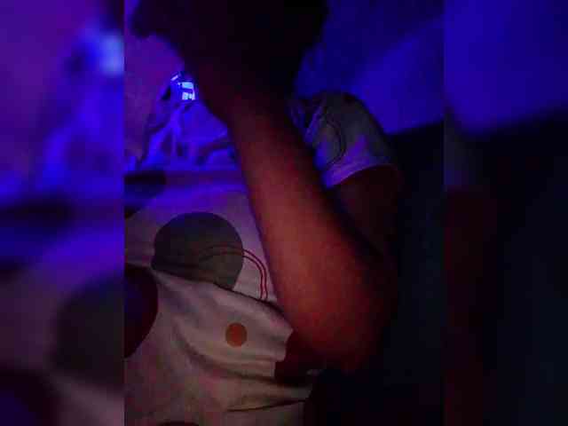 NaughtyWetPieXx webcam