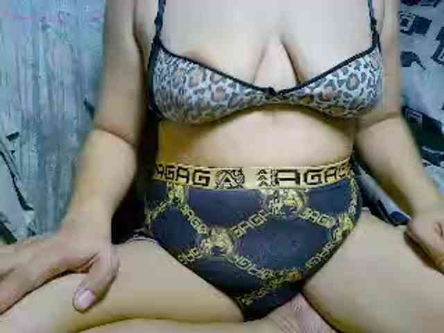 NaughtyWetPieXx webcam