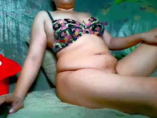 NaughtyWetPieXx webcam