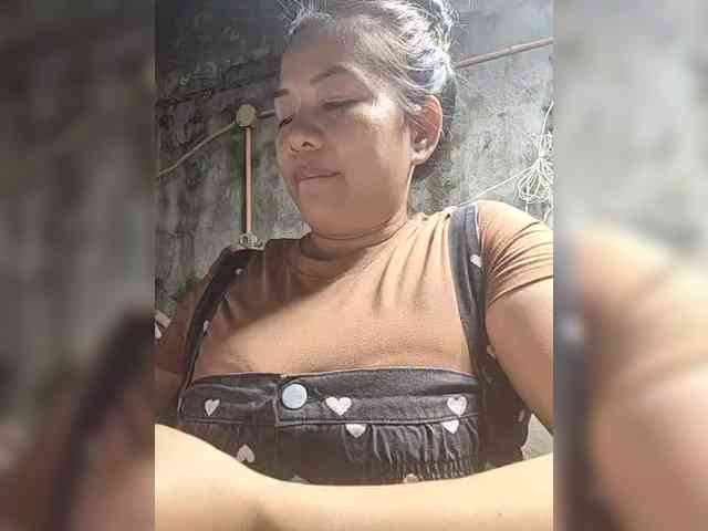 NaughtyWetPieXx webcam