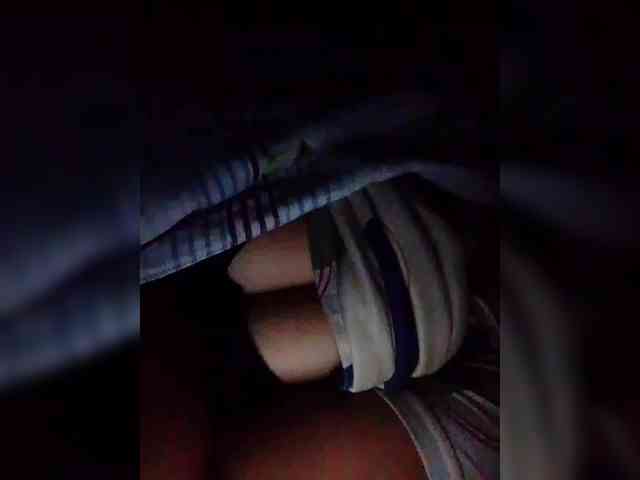 NaughtyWetPieXx webcam