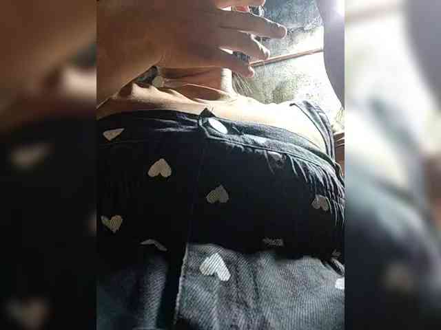 NaughtyWetPieXx webcam