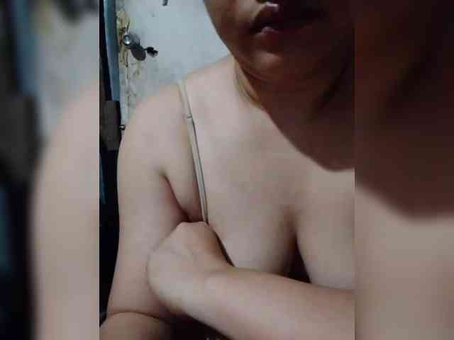 NaughtyWetPieXx webcam