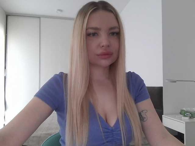 Blondie8853 live cam profile