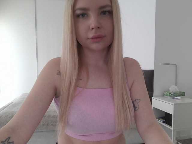 Blondie8853 live cam