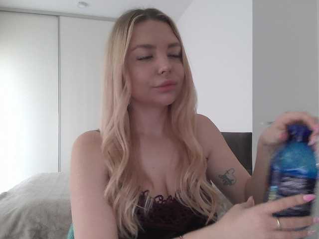 Blondie8853 live cam profile