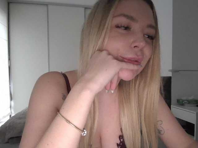 Blondie8853 live cam