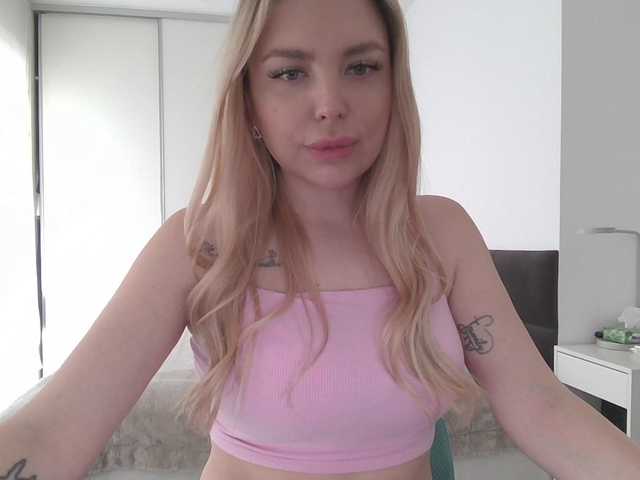 Blondie8853 live cam profile