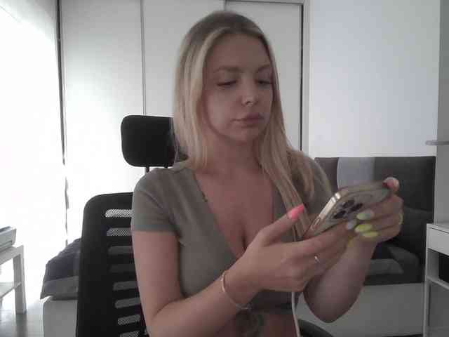 Blondie8853 webcam