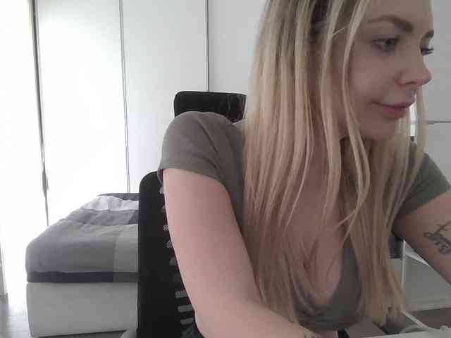 Blondie8853 webcam