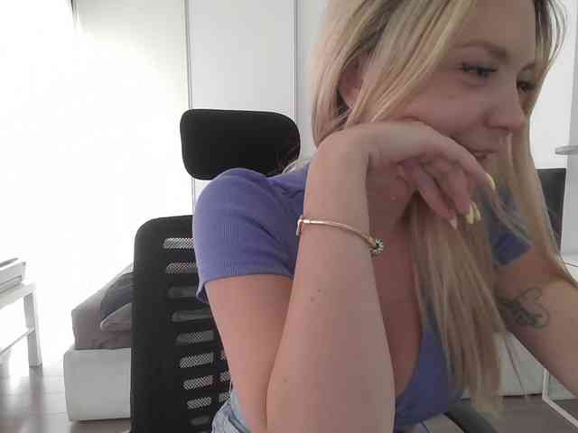 Blondie8853 webcam